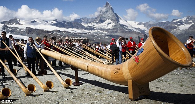 THE GREATEST NUMBER OF MUSICIANS PLAYING THE ALPINE HORN