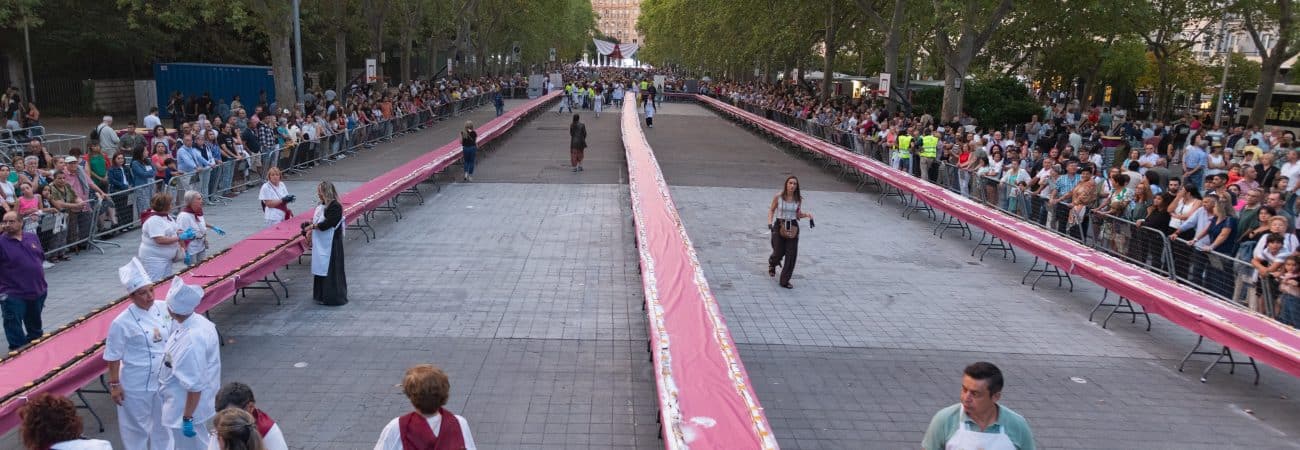 FOTO 3 - The Longest Line of Cakes in the World