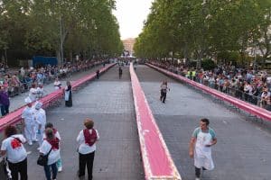 FOTO 3 - The Longest Line of Cakes in the World